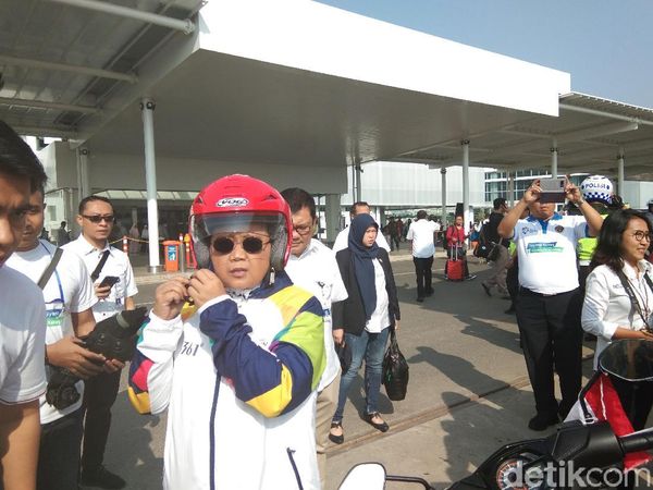 Foto: Emak-emak Naik Matic Itu Ternyata Menlu Retno