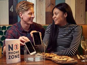 Restoran Ini Larang Pengunjungnya Gunakan Ponsel Selama Makan