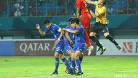 Wenchieh Pan keluar dari sarangnya untuk menghentikan serangan timnas Indonesia.