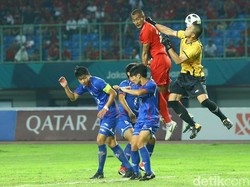 Wenchieh Pan keluar dari sarangnya untuk menghentikan serangan timnas Indonesia.