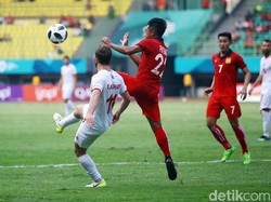 Alsharif berebut bola dengan Phithack.