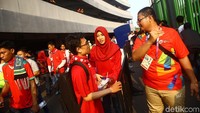 Suporter terus berdatangan sejak siang. Padahal, Indonesia baru main di laga kedua Grup A yang digelar pukul 19.00 WIB.
