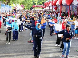 Peserta Sepeda Nusantara 2018 Diajak Senam Kreasi I Love Banyuwangi