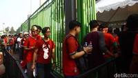 Suporter timnas Indonesia memasuki stadion. Terlihat para suporter cukup tertib saat menganti masuk.