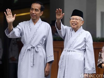 Foto Jokowi-Maruf Amin Pakai Baju Pasien Sebelum Tes Kesehatan