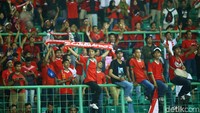 Yel-yel dukungan terus dikumandangkan dari atas tribun selama 90 menit berjalan.