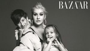 Swag! Gaya Christina Aguilera Foto Bareng Anak