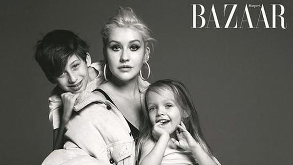 Swag! Gaya Christina Aguilera Foto Bareng Anak