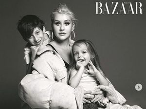 Swag! Gaya Christina Aguilera Foto Bareng Anak