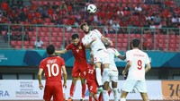 Beberapa pemain Palestina dan Laos berjibaku untuk memperebutkan bola.
