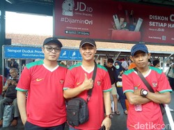 Mau Nonton Timnas U-23 di Bekasi, Suporter Padati Stasiun Manggarai