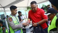 Sebelum masuk stadion, para suporter harus menjalani rangkaian pemeriksaan oleh petugas.