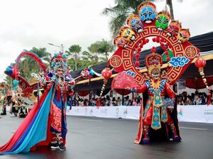 Pesona Warna-Warni Busana Nusantara di Jember Fashion Carnaval