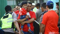 Laga Timnas Indonesia U-23 vs Taiwan menjadi hiburan di akhir pekan. Banyak suporter mengajak serta keluarganya untuk memberi dukungan kepada Indonesia di laga perdananya di Asian Games 2018.