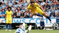 Jelang berakhirnya babak pertama, Chelsea mendapat hadiah penalti. Wasit menunjuk titik putih setelah Marcos Alonso dijatuhkan Christopher Schindler. Foto: Carl Recine/Action Images via Reuters