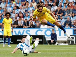 Jelang berakhirnya babak pertama, Chelsea mendapat hadiah penalti. Wasit menunjuk titik putih setelah Marcos Alonso dijatuhkan Christopher Schindler. Foto: Carl Recine/Action Images via Reuters