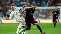 Higuain yang baru direkrut Milan dari Juventus menjadi starter saat melawan Real Madrid di ajang Trofeo Santiago Bernabeu yang berlangsung di Bernabeu, Minggu (12/8/2018) dini hari WIB. Gonzalo Arroyo Moreno/Getty Images.