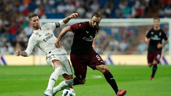 Higuain Tandai Debut di Milan dengan Gol, tapi Kalah dari Madrid