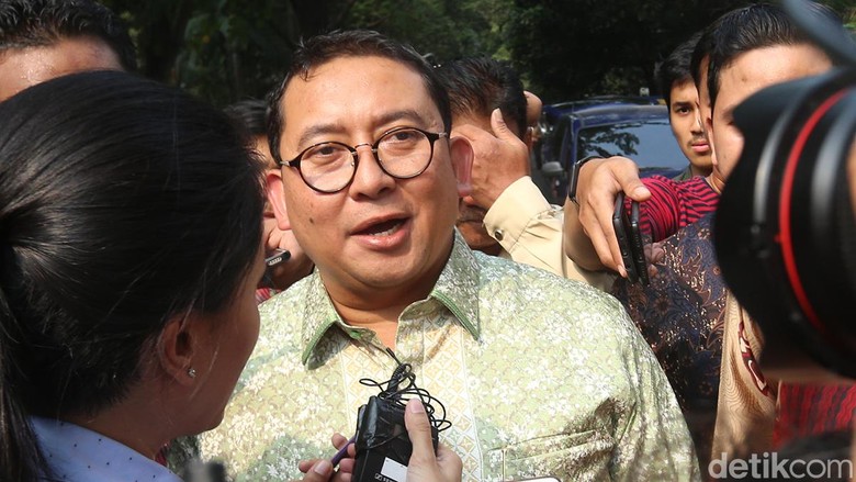 Fadli Zon Sudah Duduk di Kursi Empuk MPR Saat Demo Mahasiswa 98 Fadli Zon Sudah Duduk di Kursi Empuk MPR Saat Demo Mahasiswa 98