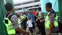 Demi menjaga kenyamanan, banyak petugas disiagakan di area Stadion Patriot.