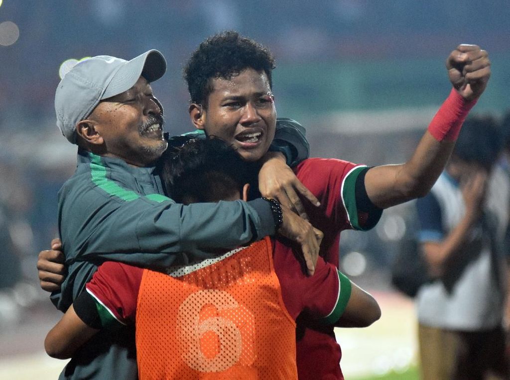Doa untuk Timnas Indonesia dari Fakhri Husaini dan Bima Sakti Doa untuk Timnas Indonesia dari Fakhri Husaini dan Bima Sakti