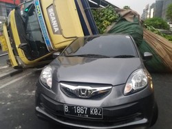 Sopir Tak Konsentrasi Sebabkan Truk Pisang Timpa Mobil di Jakbar