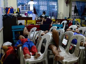Tidur di Kursi Plastik, Begini Potret Pengungsi Banjir Filipina Tidur di Kursi Plastik, Begini Potret Pengungsi Banjir Filipina