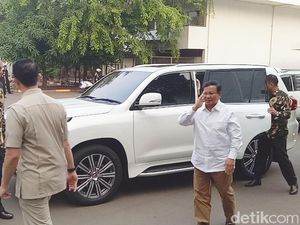 Foto: Salam Hormat Prabowo Saat Tiba di RSPAD untuk Tes Kesehatan