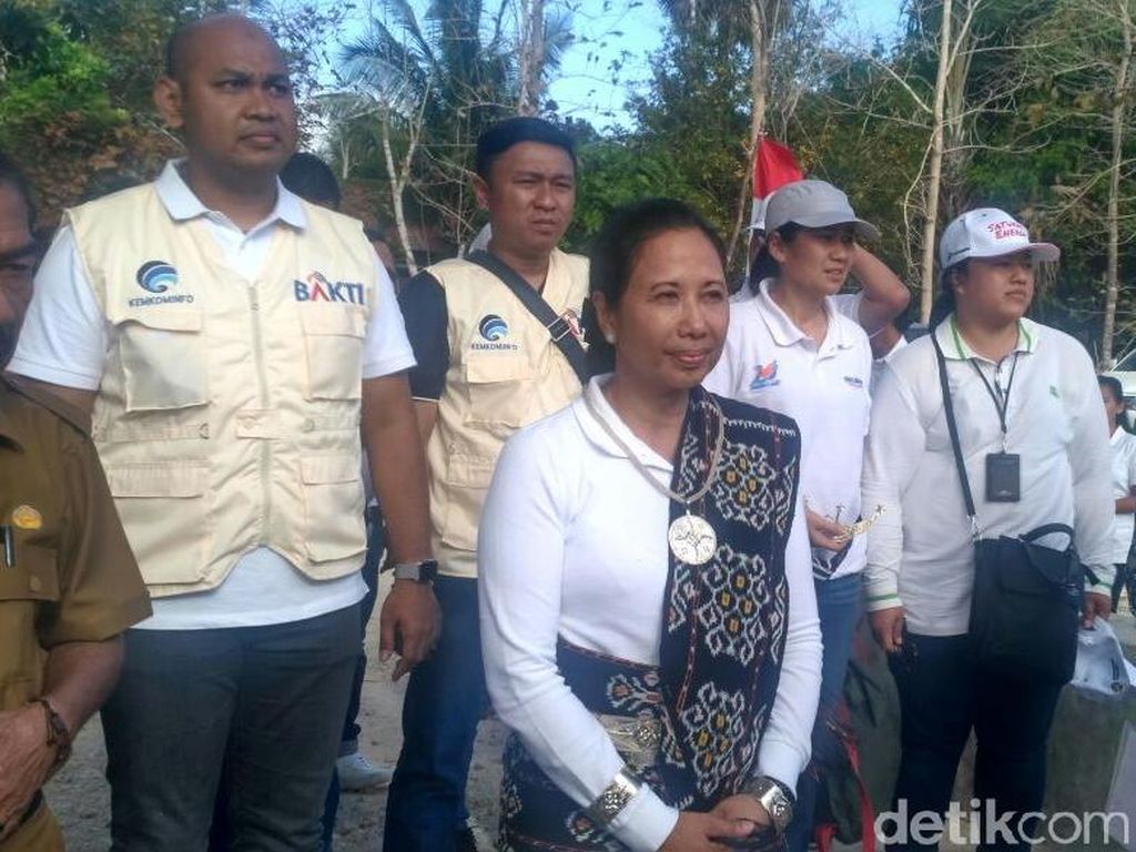 Menuju Pulau Paling Selatan RI yang Kini Melek Sinyal Menuju Pulau Paling Selatan RI yang Kini Melek Sinyal