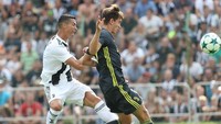 Dengan tenang dia menguasai bola dan melepaskan tembakan ke sudut gawang. Marco Luzzani/Getty Images.