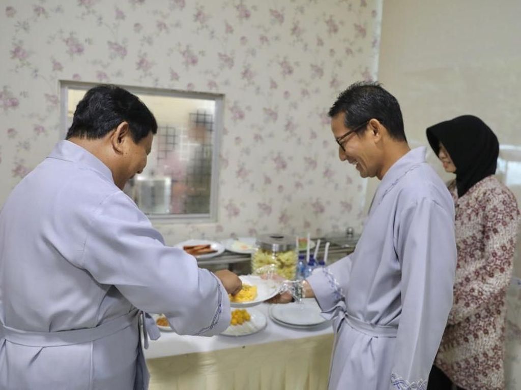 Foto: Kekompakan Prabowo-Sandiaga Saat Tes Kesehatan di RSPAD