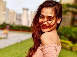 Foto Pakai Bikini, Aktris Bollywood Ini Dihujat Netizen Suruh Pindah Agama