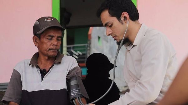 Potret Dokter Ganteng Asal Malang yang Bikin Pangeran Charles Takjub