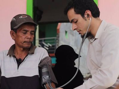 Potret Dokter Ganteng Asal Malang yang Bikin Pangeran Charles Takjub