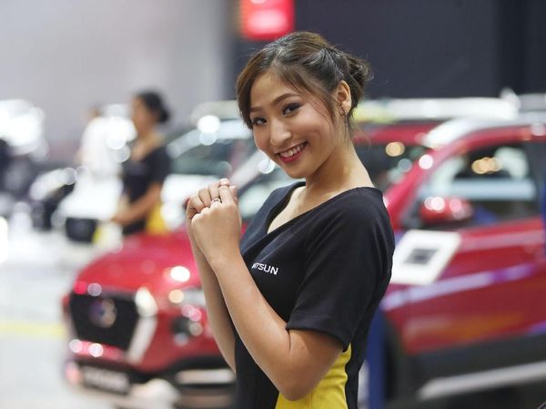 Senyum Manis dari Booth Datsun