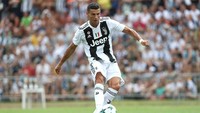 Cristiano Ronaldo mencetak gol pertamanya untuk Juventus. CR7 melakukannya dalam laga ujicoba tak resmi menghadapi tim junior Bianconeri. Marco Luzzani/Getty Images.