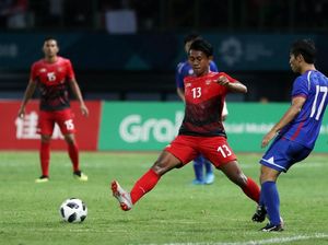 Rumput Stadion Patriot Bikin Febri Hariyadi Beberapa Kali Jatuh Rumput Stadion Patriot Bikin Febri Hariyadi Beberapa Kali Jatuh