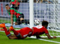 Gawang Eintracht Frankfurt saat dibobol Kingsley Coman di menit ke-63. Reuters/Ralph Orlowski.