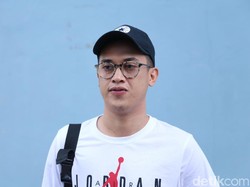 Karier Menyanyinya Surut Parah, Rija Abbas Kini Jadi Pelayan Kafe