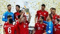 Para pemain Bayern Munich menerima trofi Piala Super Jerman 2018. Reuters/Ralph Orlowski.