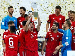 Para pemain Bayern Munich menerima trofi Piala Super Jerman 2018. Reuters/Ralph Orlowski.
