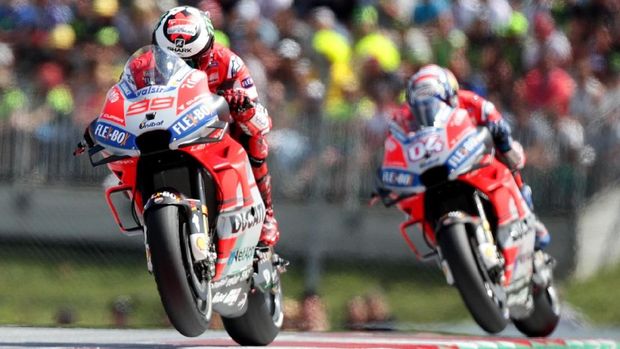 Jorge Lorenzo juga berseteru dengan rekan setimnya di Ducati, Andrea Dovizioso.