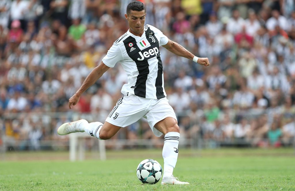 Cristiano Ronaldo memainkan laga perdananya bersama Juventus. Cuma butuh tujuh menit untuk Ronaldo menciptakan gol pertama untuk Bianconeri.