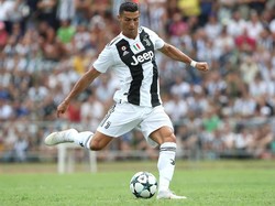 Jumlah gol tendangan bebas Cristiano Ronaldo lebih banyak daripada Messi. Pria asal Portugal itu punya 51 gol tendangan bebas. (Foto: Getty Images)
