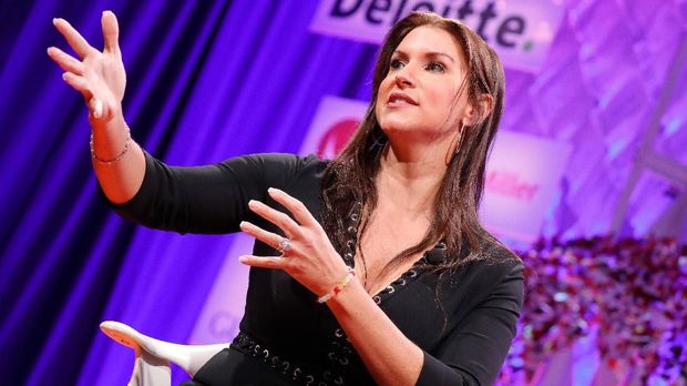 Stephanie McMahon ikut bertarung di atas ring meski ia merupakan pemilik WWE.