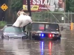 Dramatis, Polisi Selamatkan Pengantin yang Terjebak Banjir di Hari Pernikahan