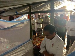 Saat Jokowi Imami Salat Magrib Korban Gempa di Tenda Pengungsi