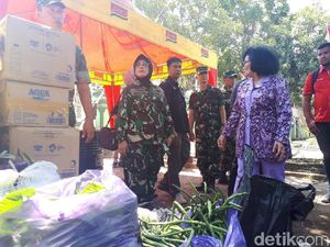 Istri Panglima TNI Khawatirkan Gizi Anak Pengungsi Gempa Lombok Istri Panglima TNI Khawatirkan Gizi Anak Pengungsi Gempa Lombok