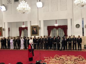 Jokowi Saksikan Enny Nurbaningsih Ucapkan Sumpah Jadi Hakim MK
