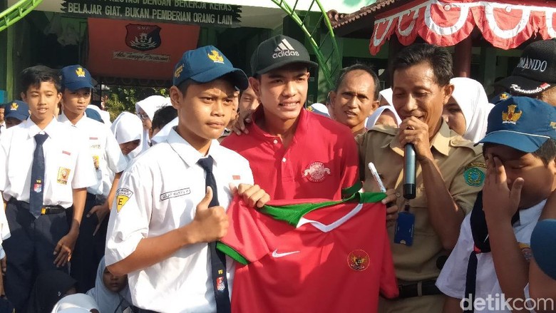 Kunjungi Sekolah, Pemain Timnas Indonesia U-16 Brylian Bagi-Bagi Jersey Kunjungi Sekolah, Pemain Timnas Indonesia U-16 Brylian Bagi-Bagi Jersey